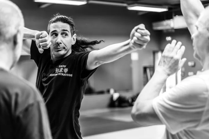 Julien Zeitoun montre une garde de Xingyi Chuan à un groupe d'adultes.