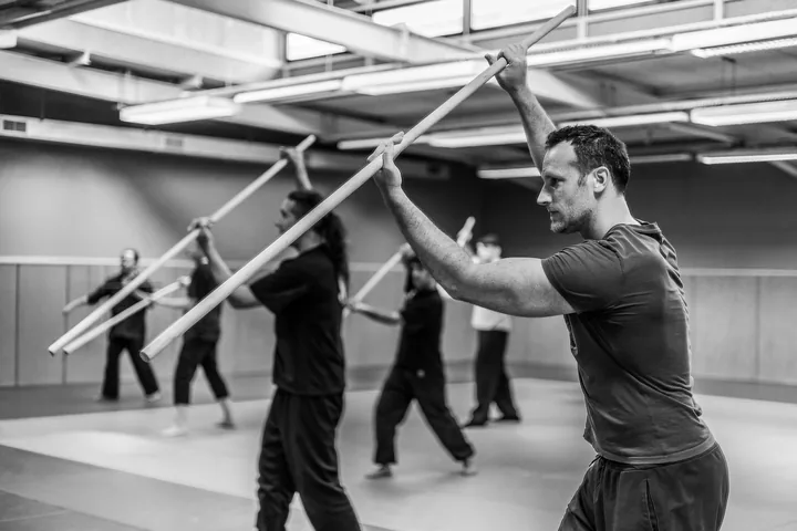 Un groupe d'adultes s'entraîne au Kung-Fu interne dans le dojo.