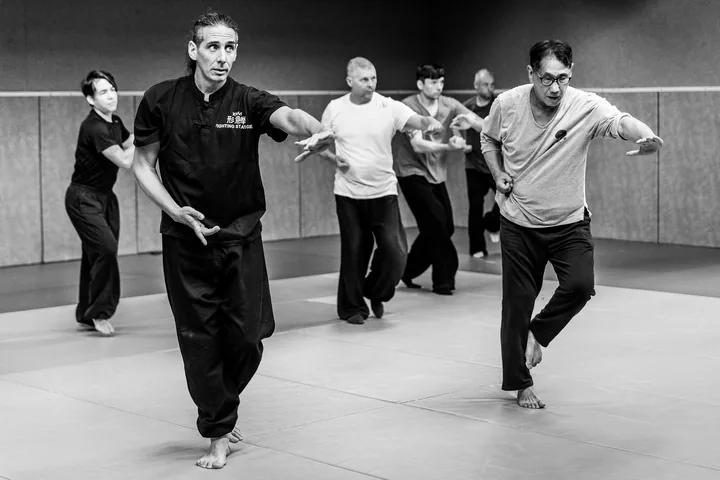 Le groupe du stage en mouvement dans le dojo, en garde basse.