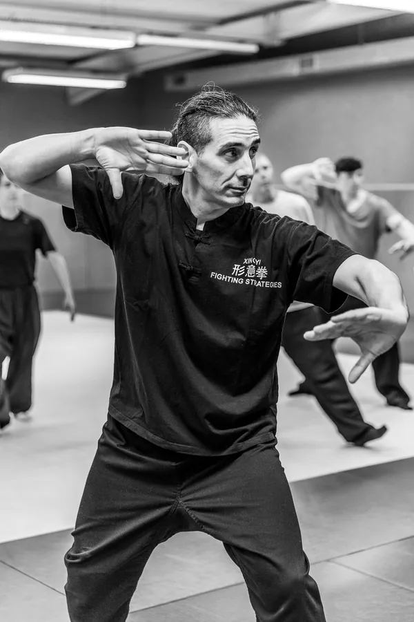 Julien Zeitoun en posture de Xingyi Chuan, guidant un groupe au dojo.