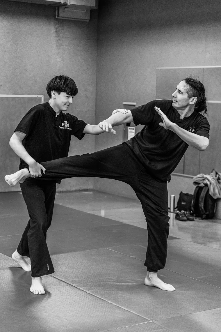 Julien Zeitoun applique une technique de Kung-Fu interne face à un pratiquant, lors d'un stage au dojo.